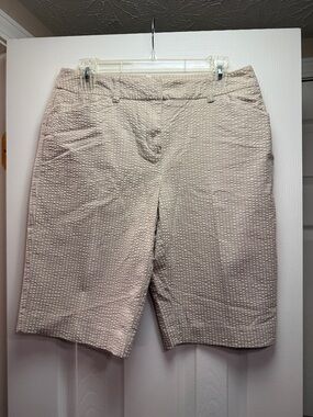 Jones New York Cream Textured Bermuda Shorts- Size 6